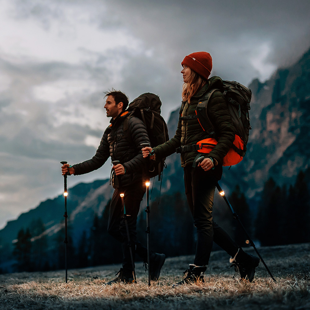 Bastones-de-senderismo-Olife-Beamwalk-T3-imagen-lifestyle-de-una-pareja Bastones-de-senderismo-Olife-Beamwalk-T3-imagen-lifestyle-de-una-pareja